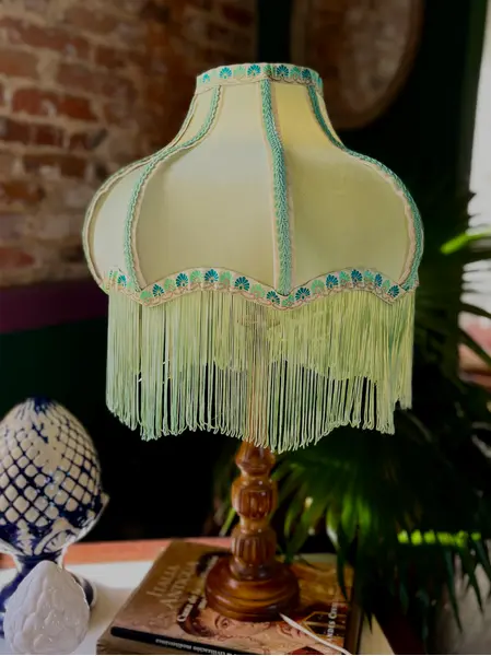 Foto de um(a) Abajur em Madeira nobre, da categoria de Abajures. Abajur de madeira verde azulado: Antiga luminária / tocheiro confeccionado em madeira nobre, com formas torneadasMedindo: 52... Mostrado de uma perspectiva diferente. Vendido no marketplace Trésors.