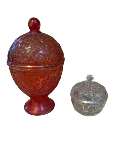 Foto de um(a) 2 belas bomboniéres, sendo uma da Avon anos 60, da categoria de Garrafas, potes e jarros. Duas belas bombonières de vidro decorativas (potes com tampa), sendo a vermelha um modelo clássico de colecionador da marca... Vendido no marketplace Trésors.