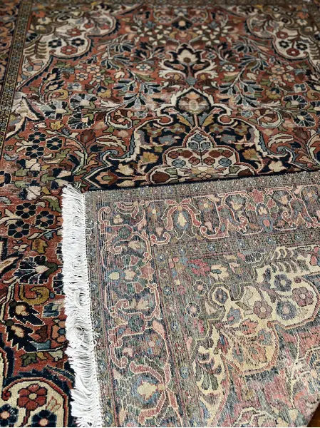Foto de um(a) Tapete Persa Sarouk Original – Relíquia em Lã Feito a mão, da categoria de Tapetes. Diretamente das renomadas oficinas da região de Arak, este exemplar Sarouk carrega a herança dos tapetes persas mais... Mostrado de uma perspectiva diferente. Vendido no marketplace Trésors.