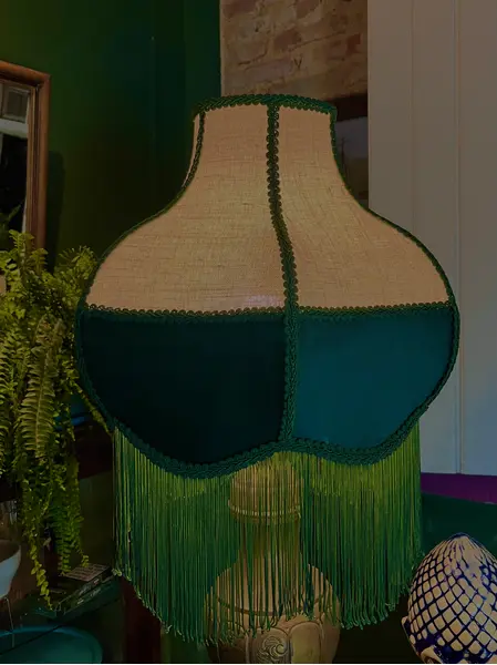 Foto de um(a) Abajur Atena em latão, da categoria de Abajures. Medidas: 90A x 40C x 40L cm Imponente abajur em latão com acabamento envelhecido, estrutura robusta. Cúpula feita... Mostrado de uma perspectiva diferente. Vendido no marketplace Trésors.