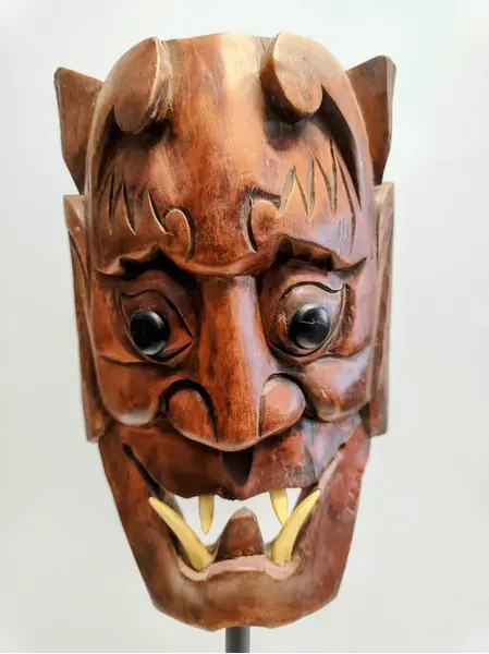 Foto de um(a) Escultura Africana em Madeira, Década de 1990, da categoria de Escultura. Escultura máscara africana em madeira, década de 1990. A: 47,5cm / L : 12,5cm / P: 6cm 14cm diâmetro da base 660g. Mostrado de uma perspectiva diferente. Vendido no marketplace Trésors.