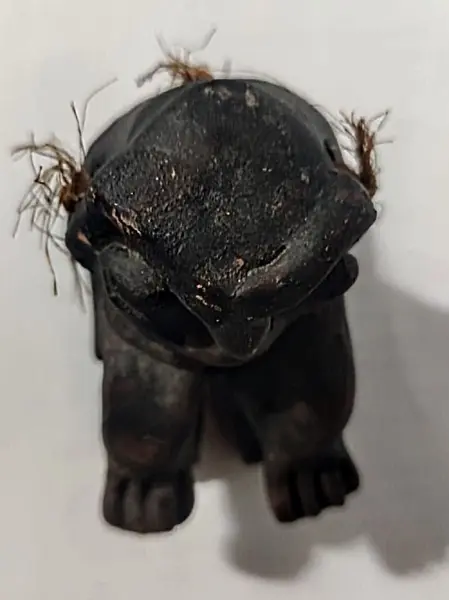 Foto de um(a) Escultura Pigmeu Anos 70, da categoria de Escultura. Escultura africana da região de camarões, conhecidos popularmente como pigmeus. Peça original em cerâmica com a cabeça... Mostrado de uma perspectiva diferente. Vendido no marketplace Trésors.