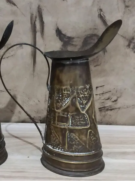 Foto de um(a) Jarras Latão 40'S, da categoria de Garrafas, potes e jarros. Par de jarras em latão com desenhos em relevo, década de 1940. A: 18,5 cm (com o bico)Diâmetro da boca: 7 cm / Diâmetro da... Mostrado de uma perspectiva diferente. Vendido no marketplace Trésors.