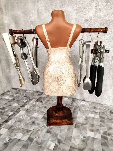 Foto de um(a) Escultura Manequim em Cerâmica, da categoria de Modelos e estatuetas. Escultura em cerâmica de um manequim com varão vem madeira para colocar utensílios com 6 ganchos em cobre. Base em madeira e... Mostrado de uma perspectiva diferente. Vendido no marketplace Trésors.