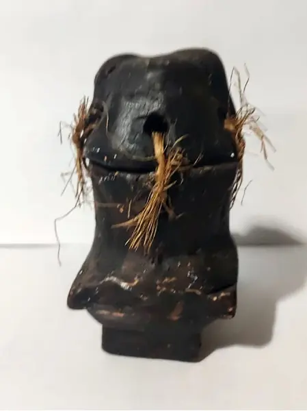 Foto de um(a) Escultura Pigmeu Anos 70, da categoria de Escultura. Escultura africana da região de camarões, conhecidos popularmente como pigmeus. Peça original em cerâmica com a cabeça... Mostrado de uma perspectiva diferente. Vendido no marketplace Trésors.