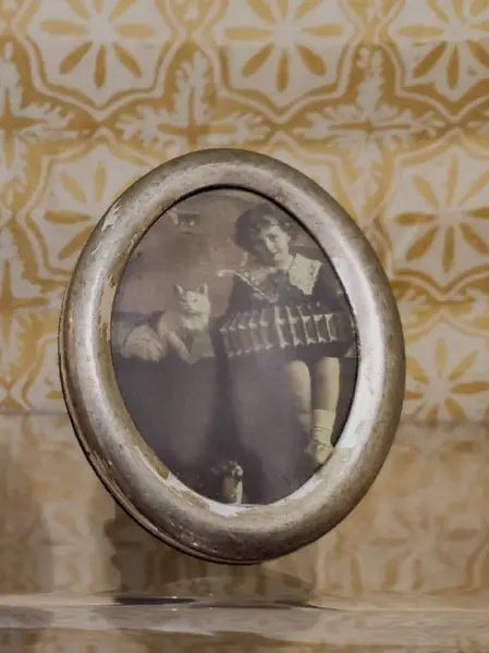 Foto de um(a) Porta Retratos Prata Anos 80, da categoria de Porta retratos. Combo de porta retratos com banho de prata e vidro. Circular: 7,5 cm de diâmetro Elíptico: 8 x 6,5 cm. Mostrado de uma perspectiva diferente. Vendido no marketplace Trésors.