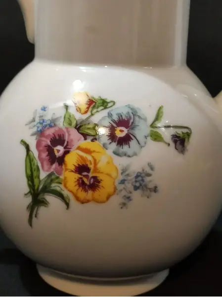 Foto de um(a) Bule Karsten Porcelana Schmidt Anos 70, da categoria de Bules. Bule em porcelana schmidt branca policromada com filete em ouro e com propagana da loja karsten ltda, década de 1970 peça de... Mostrado de uma perspectiva diferente. Vendido no marketplace Trésors.