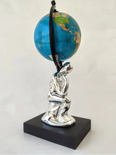 Foto de um(a) O Pensador Prata, da categoria de Globos. O Pensador prata globo terrestre o pensador em porcelana prata e base em madeira ebanizada. Peça única pelo designer... Mostrado de uma perspectiva diferente. Vendido no marketplace Trésors.