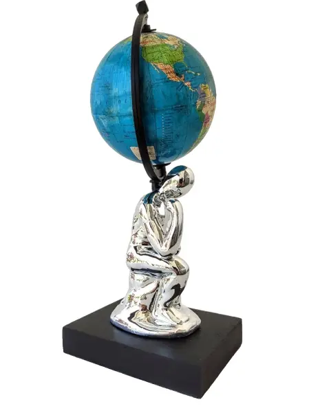Foto de um(a) O Pensador Prata, da categoria de Globos. O Pensador prata globo terrestre o pensador em porcelana prata e base em madeira ebanizada. Peça única pelo designer... Vendido no marketplace Trésors.