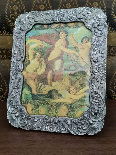 Foto de um(a) Porta Retrato Antimônio anos 40, da categoria de Porta retratos. Porta retrato em antimônio com banho de niquel, década de 1959 metalúrgica bellini, porto alegre-rs parte posterior em... Mostrado de uma perspectiva diferente. Vendido no marketplace Trésors.