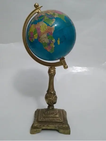 Foto de um(a) Globo Terrestre Latão, da categoria de Globos. Globo latão: globo terrestre com base em latão fundido. Peça única pelo designer Marcelus Ribas.A: 26cm Base: 8 x 8cm Peso:... Mostrado de uma perspectiva diferente. Vendido no marketplace Trésors.