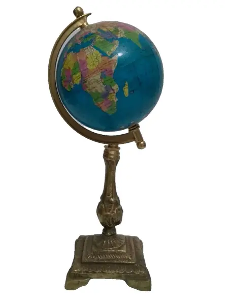 Foto de um(a) Globo Terrestre Latão, da categoria de Globos. Globo latão: globo terrestre com base em latão fundido. Peça única pelo designer Marcelus Ribas.A: 26cm Base: 8 x 8cm Peso:... Vendido no marketplace Trésors.