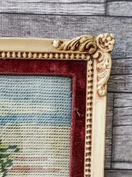 Foto de um(a) Quadro Ponto de Cruz Anos 50, da categoria de Arte têxtil. Quadro em ponto de cruz com moldura original, passe-partout original em veludo (desgaste do tempo) e vidro comum, década de... Mostrado de uma perspectiva diferente. Vendido no marketplace Trésors.