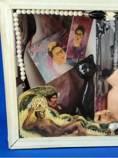 Foto de um(a) Diorama Frida Khalo, da categoria de Outros objetos decorativos. Diorama frida: a vida de frida khalo retratada pelo olhar do designer marcelus ribas, peça única. Caixas em mdp com vidro... Mostrado de uma perspectiva diferente. Vendido no marketplace Trésors.