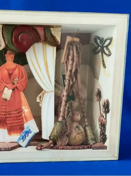 Foto de um(a) Diorama Frida Khalo, da categoria de Outros objetos decorativos. Diorama frida: a vida de frida khalo retratada pelo olhar do designer marcelus ribas, peça única. Caixas em mdp com vidro... Mostrado de uma perspectiva diferente. Vendido no marketplace Trésors.