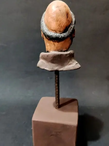 Foto de um(a) Escultura São Francisco, da categoria de Objetos religiosos e espirituais. Cabeça de são francisco em terracota policromada com base em madeira e haste em metal. Peça única pelo designer marcelus... Mostrado de uma perspectiva diferente. Vendido no marketplace Trésors.