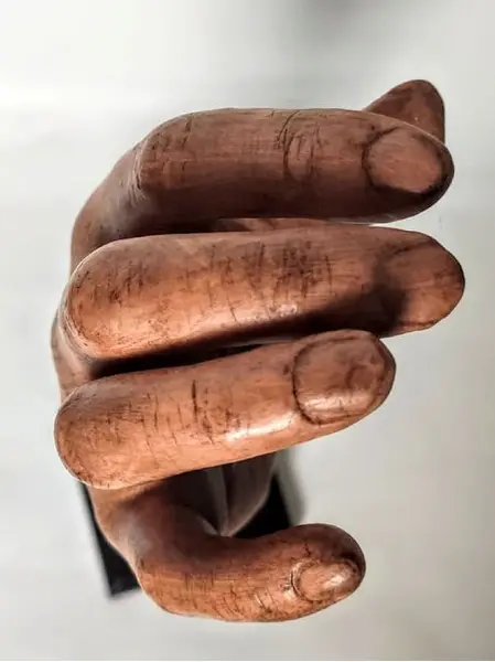 Foto de um(a) Escultura Hand, da categoria de Escultura. Escultura de mão em resina com pintura envelhecida e base em madeira. Peça única pelo designer marcelus ribas. A: 36... Mostrado de uma perspectiva diferente. Vendido no marketplace Trésors.