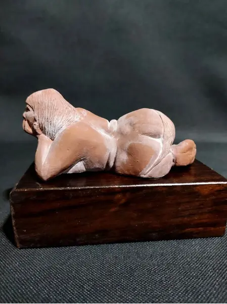 Foto de um(a) Escultura Terracota e Canela, da categoria de Escultura. Escultura terracota com base em canela maciça autor desconhecido. A: 5 cm L: 11 cm P: 6 cm Base: 12 x 3,5 x 7 cm Peso: 360... Mostrado de uma perspectiva diferente. Vendido no marketplace Trésors.