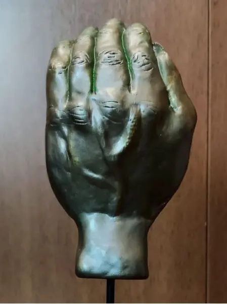 Foto de um(a) Escultura Hand, da categoria de Escultura. Escultura em resina com pátina bronze oxidada, haste em metal e base em madeira ebanizada. Peça única pelo designer marcelus... Mostrado de uma perspectiva diferente. Vendido no marketplace Trésors.