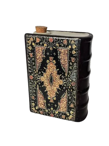 Foto de um(a) Livro Decorativo em Porcelana Anos 60, da categoria de Objetos decorativos. Livro fake em porcelana policromada para bebidas com tampa de rolha, capa e contra capa trabalhada, década de 1960. A: 17 cm... Vendido no marketplace Trésors.