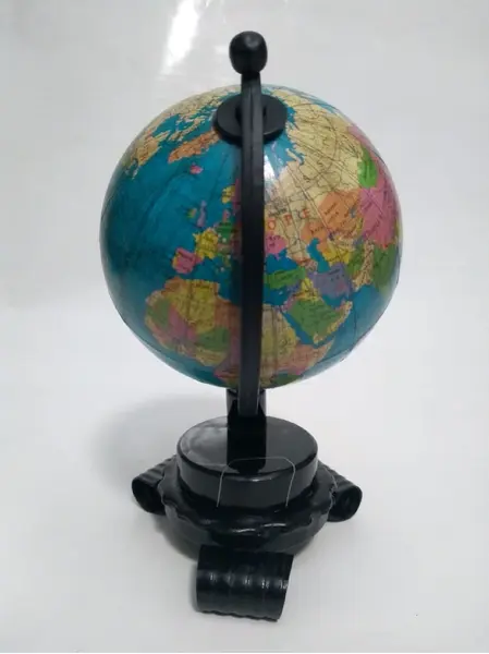 Foto de um(a) Globo Terrestre Ágata, da categoria de Globos. Globo terrestre com base em ágata e ferro. A: 18 cm D: 10 cm peso 308g. Mostrado de uma perspectiva diferente. Vendido no marketplace Trésors.
