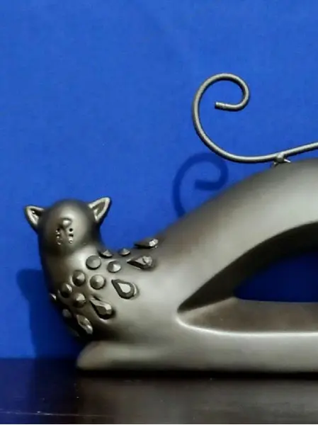 Foto de um(a) Cerâmica Cat Anos 80, da categoria de Modelos e estatuetas. Gato em cerâmica com pátina bronze e rabo em metal, década de 1980 A: 15 cm P: 5,5 cm L: 23,5 cm peso: 446 g. Mostrado de uma perspectiva diferente. Vendido no marketplace Trésors.