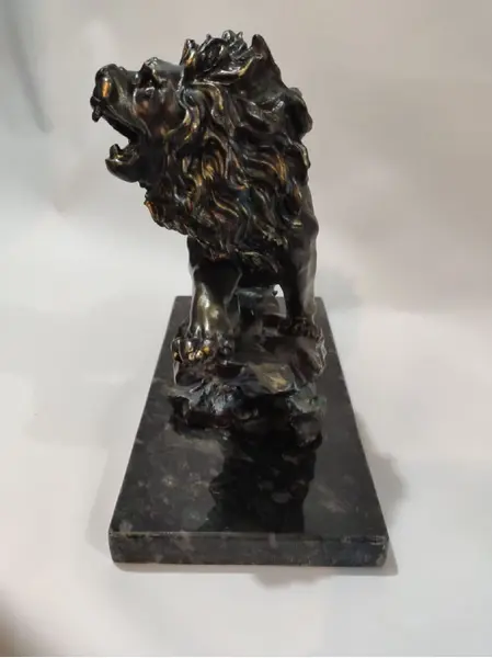 Foto de um(a) Escultura Leão Resina Italiana Anos 2000, da categoria de Escultura. Leão de resina italiana com pátina bronze com um leve azinhavrado e base em granito, década de 2000 peça única pelo designer... Mostrado de uma perspectiva diferente. Vendido no marketplace Trésors.