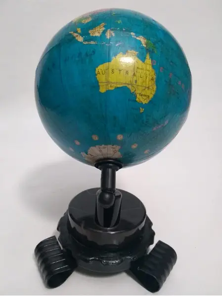 Foto de um(a) Globo Terrestre Ágata, da categoria de Globos. Globo terrestre com base em ágata e ferro. A: 18 cm D: 10 cm peso 308g. Mostrado de uma perspectiva diferente. Vendido no marketplace Trésors.
