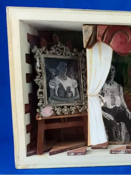 Foto de um(a) Diorama Frida Khalo, da categoria de Outros objetos decorativos. Diorama frida: a vida de frida khalo retratada pelo olhar do designer marcelus ribas, peça única. Caixas em mdp com vidro... Mostrado de uma perspectiva diferente. Vendido no marketplace Trésors.