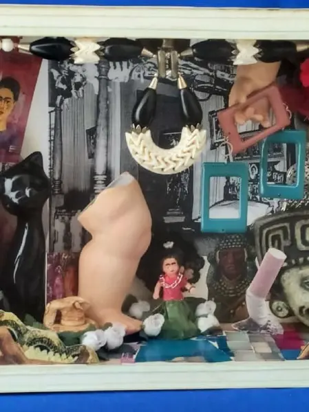Foto de um(a) Diorama Frida Khalo, da categoria de Outros objetos decorativos. Diorama frida: a vida de frida khalo retratada pelo olhar do designer marcelus ribas, peça única. Caixas em mdp com vidro... Mostrado de uma perspectiva diferente. Vendido no marketplace Trésors.