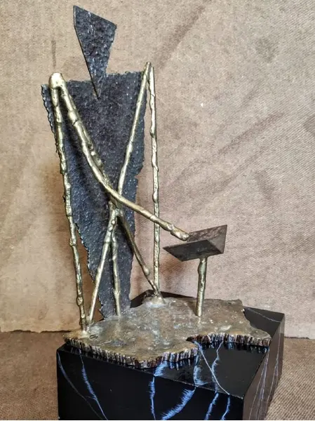 Foto de um(a) Escultura Simone K Lempke, da categoria de Escultura. Escultura em latão e ferro oxidado com base em madeira marmorizada, obra da renomada escultura gaúcha simone kaiserman... Mostrado de uma perspectiva diferente. Vendido no marketplace Trésors.