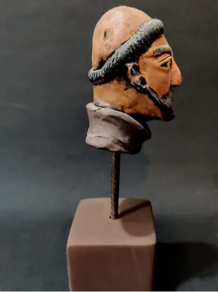 Foto de um(a) Escultura São Francisco, da categoria de Objetos religiosos e espirituais. Cabeça de são francisco em terracota policromada com base em madeira e haste em metal. Peça única pelo designer marcelus... Mostrado de uma perspectiva diferente. Vendido no marketplace Trésors.