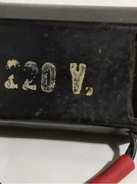 Foto de um(a) Motor Máquina Singer, da categoria de Outros colecionáveis. Dois motores para máquina singer. Um 110w e outro 220 w ***muito tempo sem uso. Necessidade de limpeza.****. Mostrado de uma perspectiva diferente. Vendido no marketplace Trésors.