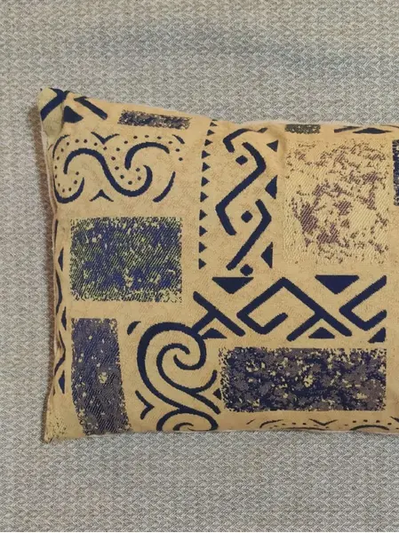 Foto de um(a) Almofada Jacquard Italiano, da categoria de Almofadas e enchimentos. Almofada retangular em tecido jaquard com estampa étnica, década de 2012. Mede: 30 x 50cm. Mostrado de uma perspectiva diferente. Vendido no marketplace Trésors.