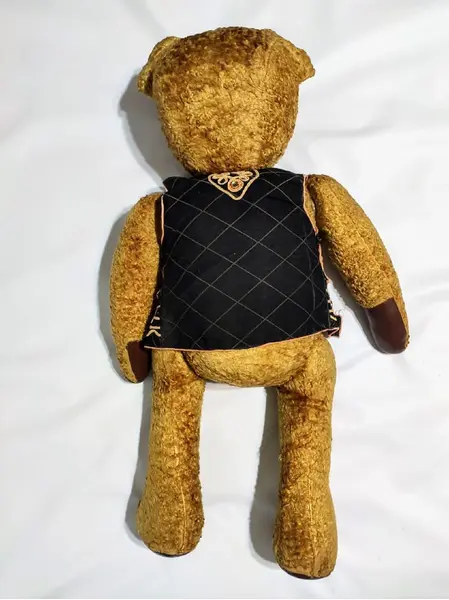 Foto de um(a) Teddy Bear Astracã, Década de 1950, da categoria de Bichos de pelúcia. Urso dos anos 1950 revestido de astracã com enchimento de palha, couro e com olhos de vidro. Uma peça colecionável. A: 76 cm... Mostrado de uma perspectiva diferente. Vendido no marketplace Trésors.