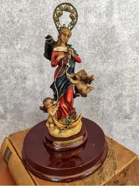 Foto de um(a) Nossa Senhora Desatadora Dos Nós, da categoria de Objetos religiosos e espirituais. Nossa Senhora Desatadora de Nós em resina policromada com redoma em vidro e base, década de 1990 Mede: A 18,5 cm / L 6,5 cm... Mostrado de uma perspectiva diferente. Vendido no marketplace Trésors.
