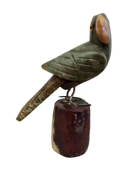 Foto de um(a) Papagaio Pedras Brasileiras Anos 80, da categoria de Modelos e estatuetas. Papagaio brasileiro esculpido em diferentes tipos de pedras brasileiras, década de 1980. A: 11 cm L: 3,4 cm P: 3,4 cm Peso:... Vendido no marketplace Trésors.
