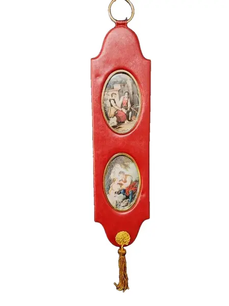 Foto de um(a) Peça Decorativa de Parede com Cenas Galante, Década de 1960, da categoria de Objetos de parede esculturais. Peça decorativa de parede ainda com a embalagem original, com gravuras galantes policromadas, em vinil e metal com tassel... Vendido no marketplace Trésors.