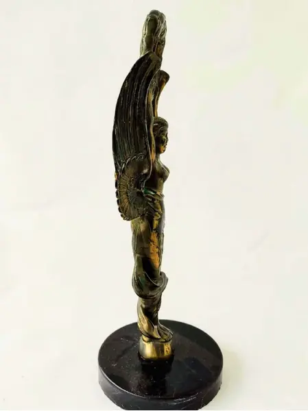 Foto de um(a) Escultura Anjo da Vitória, da categoria de Escultura. Escultura anjo da vitória com coroa de louro e base em granito, década de 1940. A: 34cm / L: 11cm D base: 12,5cm peso:... Mostrado de uma perspectiva diferente. Vendido no marketplace Trésors.