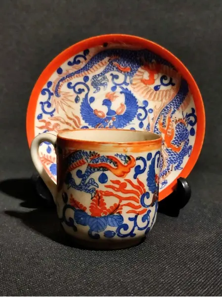 Foto de um(a) Conjunto Japonês Anos 30, da categoria de Xícaras. Xícara de cafezinho, seis unidades em porcelana japonesa - casca de ovo, década de 1930 selo vermelho da marca kn, com... Mostrado de uma perspectiva diferente. Vendido no marketplace Trésors.