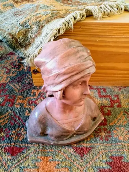 Foto de um(a) Torso Feminino em Terracota, da categoria de Escultura. Torso feminino toda em terracota, assinada pelo artista. Mede: 22cm de largura, 11,5cm de profundidade e 25cm de altura... Mostrado de uma perspectiva diferente. Vendido no marketplace Trésors.