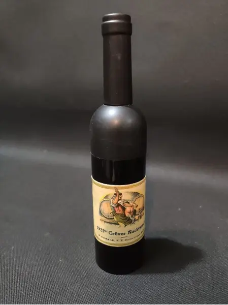 Foto de um(a) Abridor Italiano de Vinhos anos 2000, da categoria de Abridores de garrafas. Abridor decorativo para rolha em forma de garrafa de vinho, em metal e acrílico fosco, década de 2000, procedência italiana.... Mostrado de uma perspectiva diferente. Vendido no marketplace Trésors.