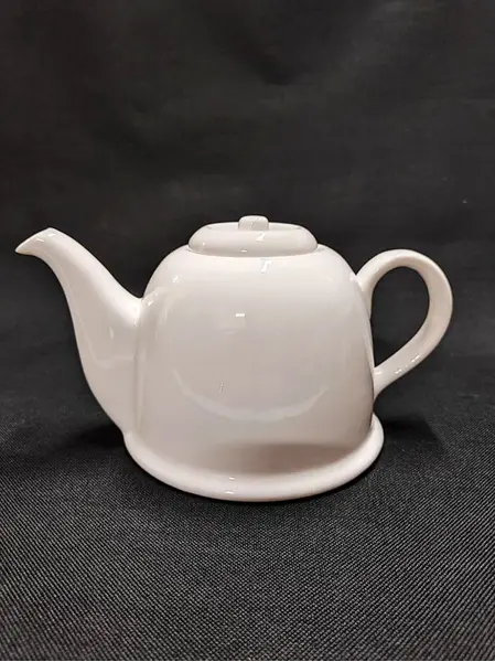 Foto de um(a) Bule em Porcelana Branca com Redoma Térmica, Década de 1980, da categoria de Bules. Bule em porcelana branca com redoma térmica em poliestireno na cor verde limão, moldado e revestido com manta térmica,... Mostrado de uma perspectiva diferente. Vendido no marketplace Trésors.
