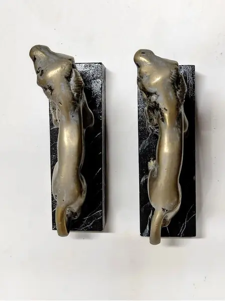 Foto de um(a) Esculturas Leões em Latão, Década de 1970, da categoria de Escultura. Esculturas felinas em latão com pátina oxidada e base em madeira marmorizada, lembrança de viagem em 1970 restaurada e... Mostrado de uma perspectiva diferente. Vendido no marketplace Trésors.
