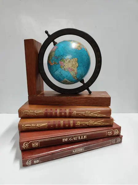 Foto de um(a) Porta Livros Globo Terrestre, Peça Única, da categoria de Apoio para livros. Porta livros globo terrestre: aro em latão ebanizado e com cotas, base em mdeira de cedro e globo em acrílico com papel... Mostrado de uma perspectiva diferente. Vendido no marketplace Trésors.
