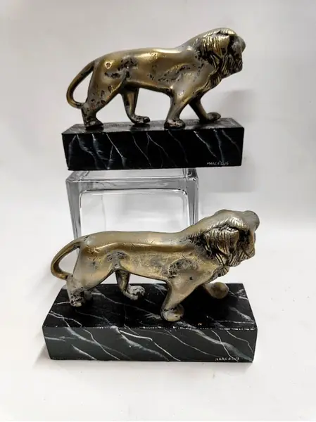 Foto de um(a) Esculturas Leões em Latão, Década de 1970, da categoria de Escultura. Esculturas felinas em latão com pátina oxidada e base em madeira marmorizada, lembrança de viagem em 1970 restaurada e... Mostrado de uma perspectiva diferente. Vendido no marketplace Trésors.