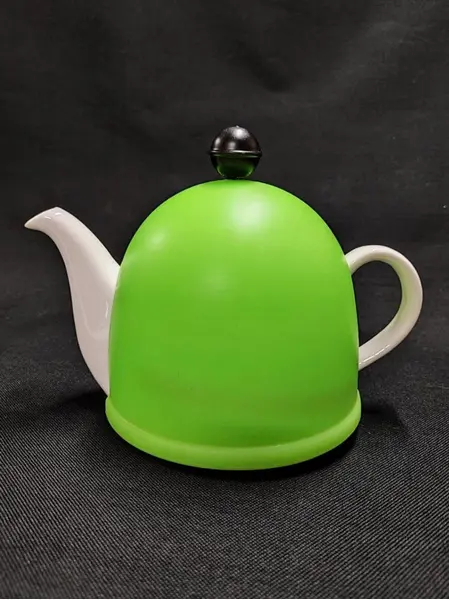 Foto de um(a) Bule em Porcelana Branca com Redoma Térmica, Década de 1980, da categoria de Bules. Bule em porcelana branca com redoma térmica em poliestireno na cor verde limão, moldado e revestido com manta térmica,... Mostrado de uma perspectiva diferente. Vendido no marketplace Trésors.