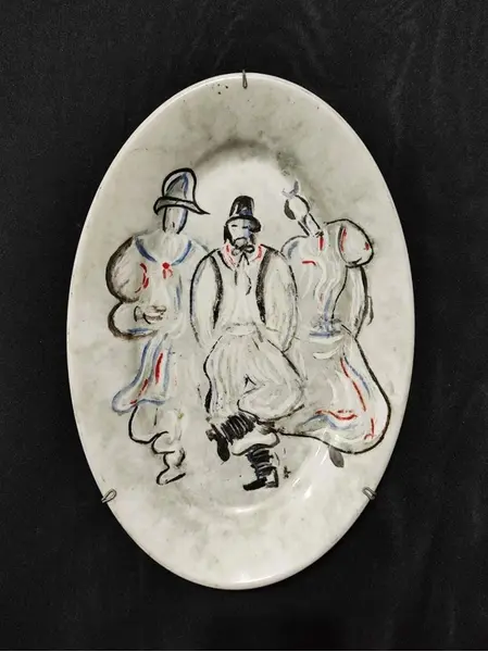 Foto de um(a) Prato Gaúcho Pilchado, Porcelana Rio Branco - Guanabara, Década de 1960, da categoria de Pratos Decorativos. Prato da porcelana rio branco - guanabara, 1960 com pintura de gaúcho pilchado, forma elíptica e acompanha o suporte de... Mostrado de uma perspectiva diferente. Vendido no marketplace Trésors.