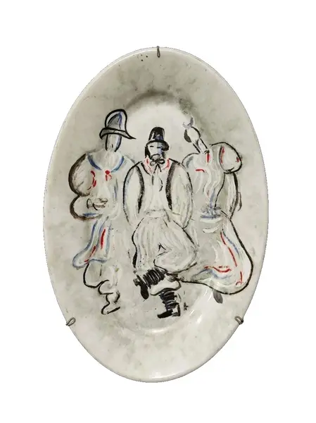 Foto de um(a) Prato Gaúcho Pilchado, Porcelana Rio Branco - Guanabara, Década de 1960, da categoria de Pratos Decorativos. Prato da porcelana rio branco - guanabara, 1960 com pintura de gaúcho pilchado, forma elíptica e acompanha o suporte de... Vendido no marketplace Trésors.