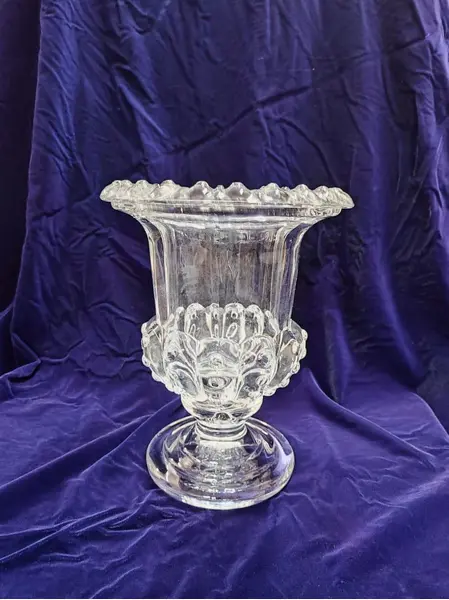 Foto de um(a) Vaso em Vidrão, da categoria de Vasos. Copa em vidrão com relevo no corpo e na borda. A: 25 cm Diâmetro da base: 13,7 cm Diâmetro da boca: 20 cm Peso: 2,8kg. Mostrado de uma perspectiva diferente. Vendido no marketplace Trésors.
